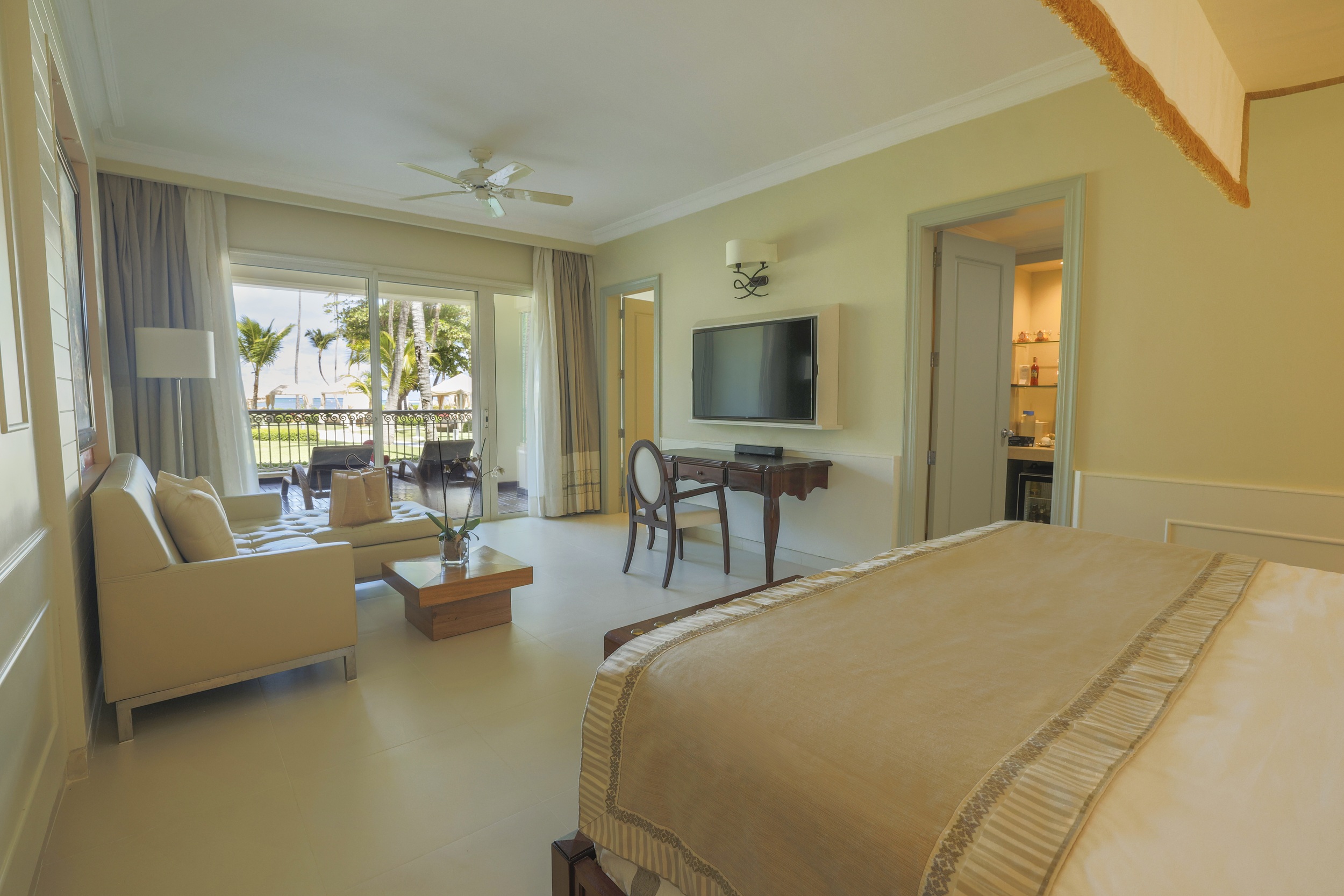 Suite, Butler, Near Beach