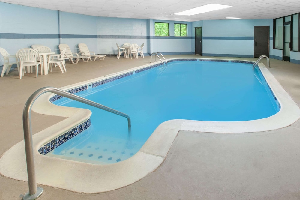Days Inn & Suites by Wyndham Madison Heights MI 3/20
