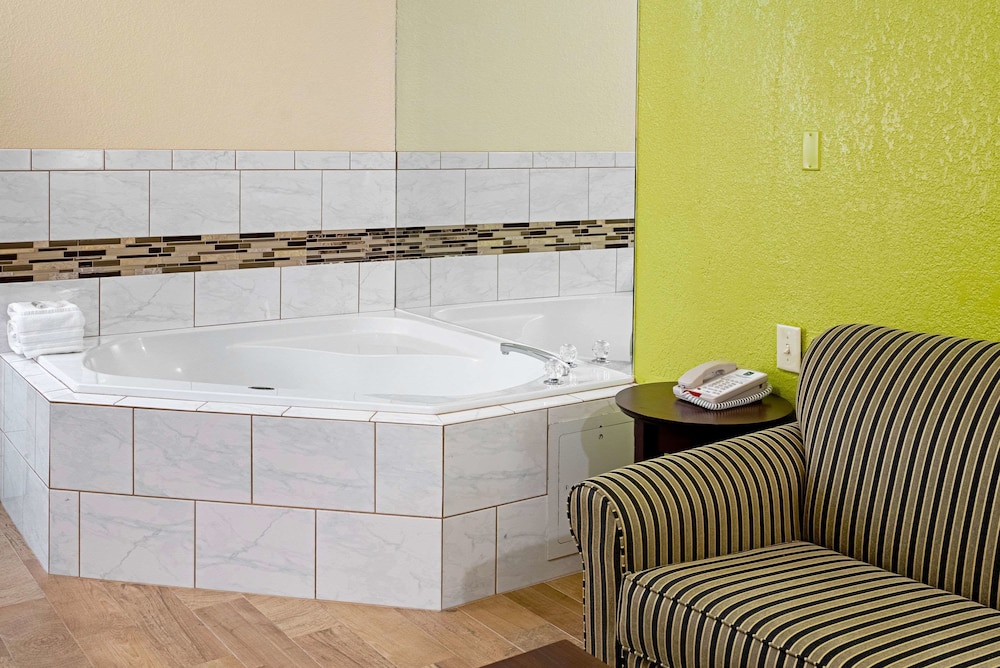 Quality Inn & Suites Robbinsville NC 35/37