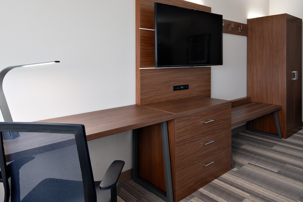 Holiday Inn Express & Suites Elkhorn - Lake Geneva Area 54/55