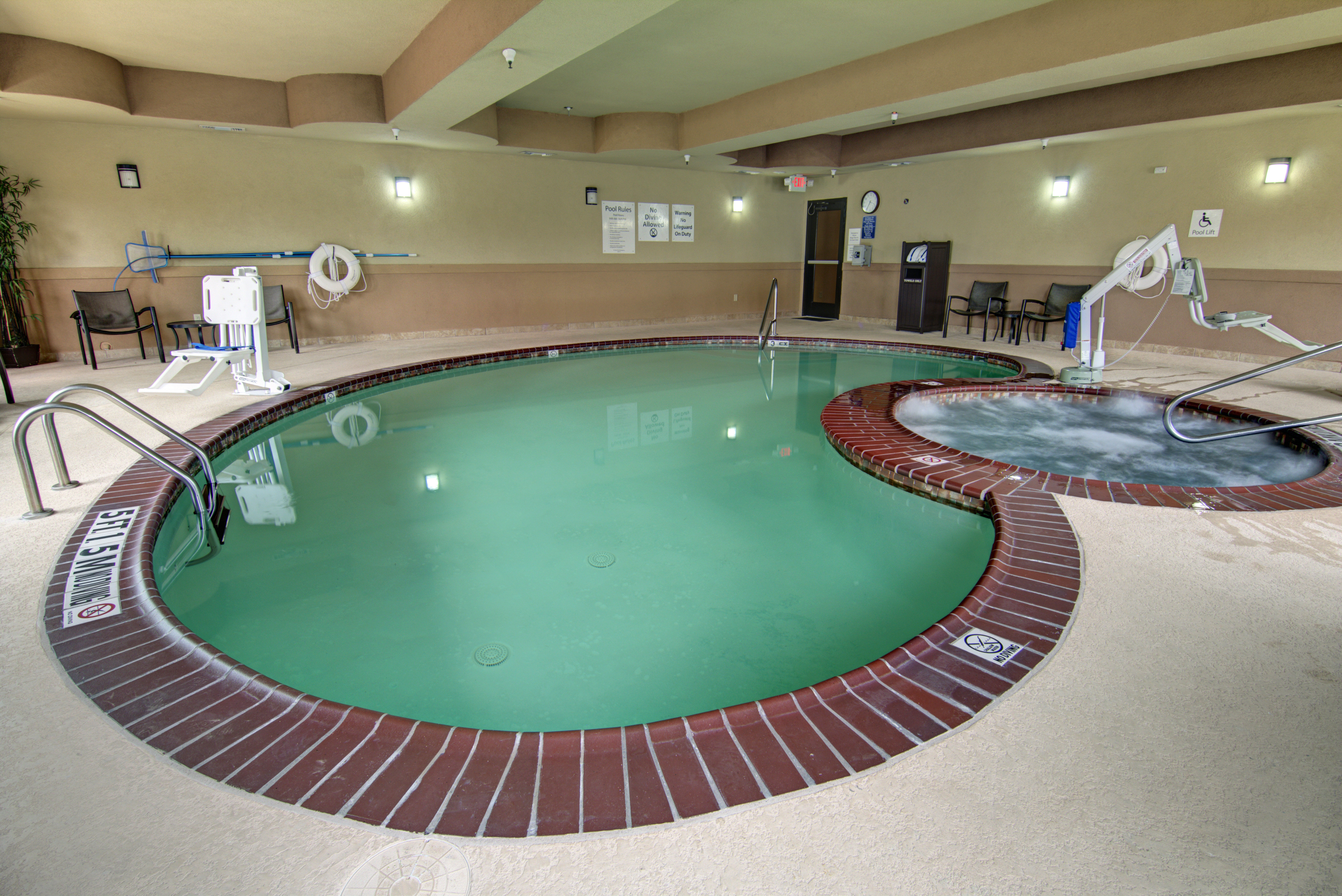 Holiday Inn Express Hotel and Suites Paris 22/30