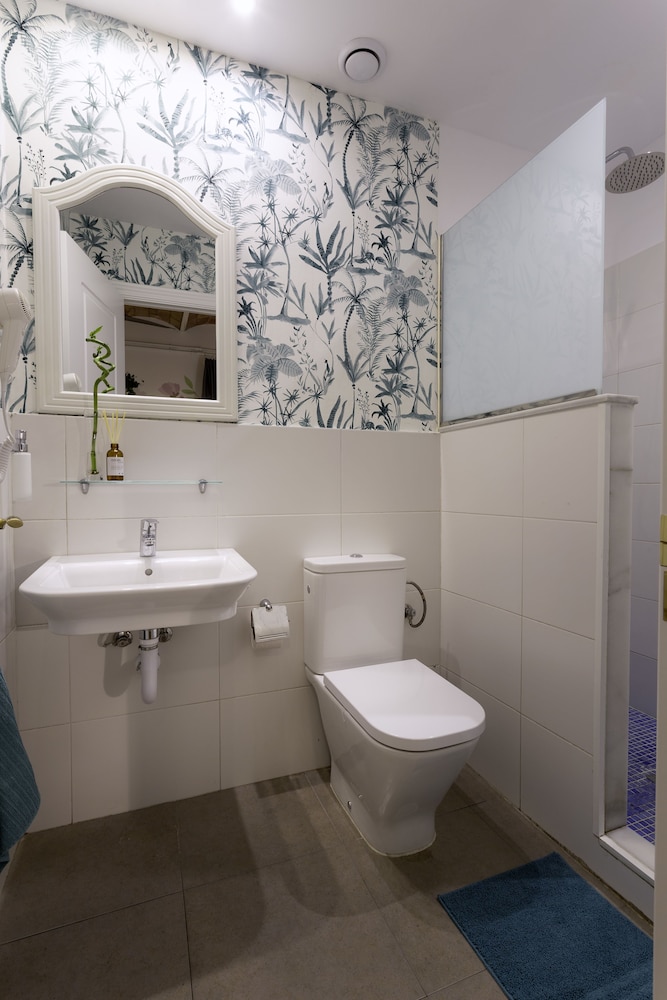 ROOM, QUADRUPLE, PRIVATE BATHROOM