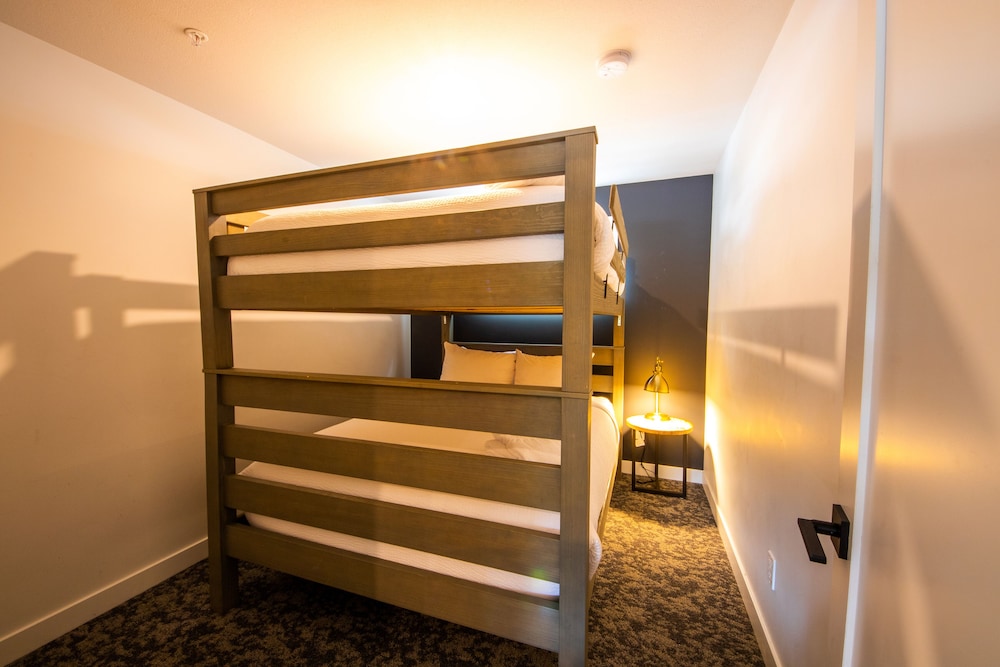 Basecamp Resorts Revelstoke 7/42