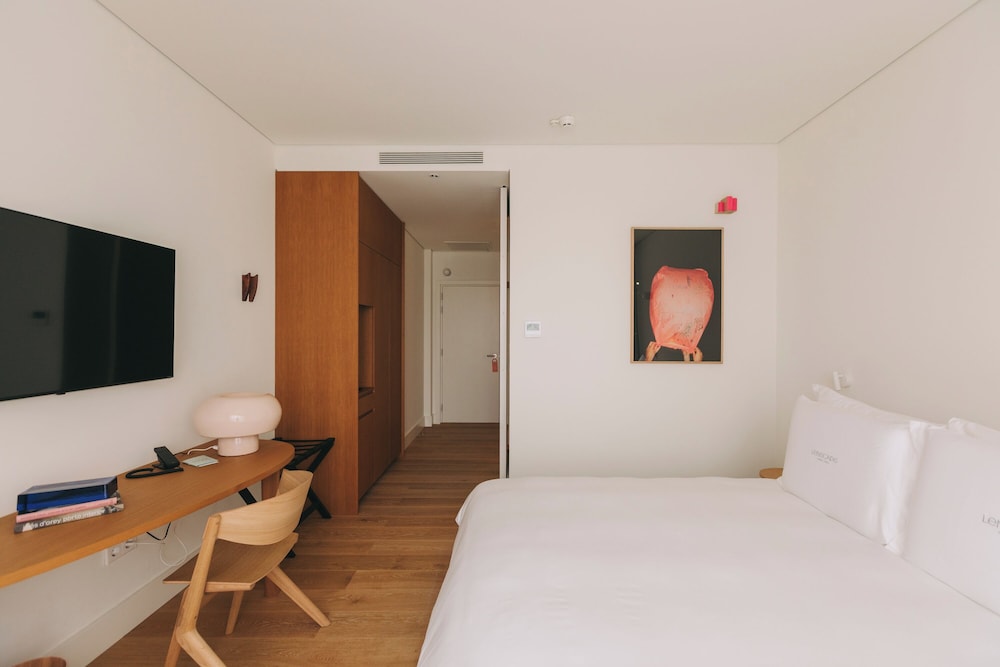 Executive, Queen Bed, with View, Balcony