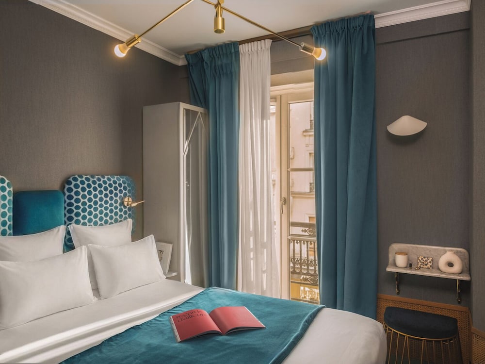 CHARMING, STANDARD, QUEEN BED