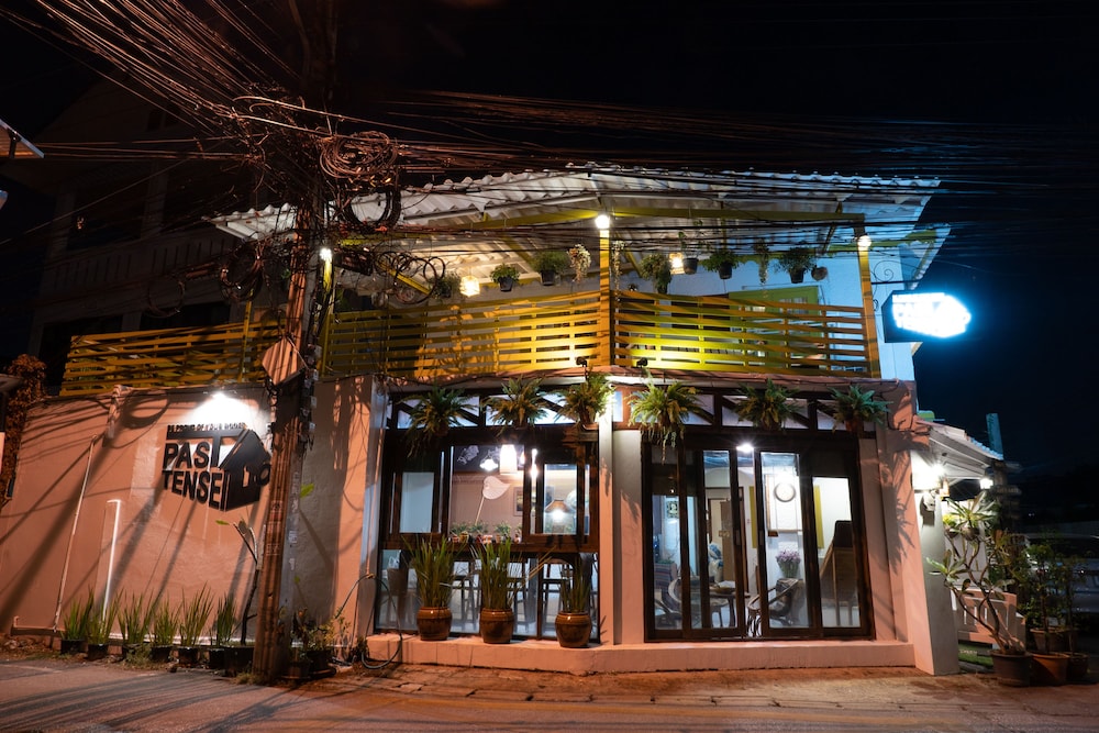 Past Tense Hostel 2/50