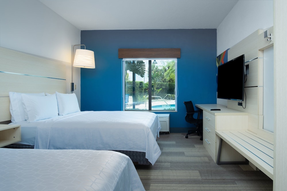 Holiday Inn Express and Suites Orlando - International Drive 16/79
