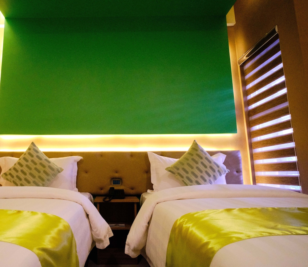 Vivien's Hotel 25/51