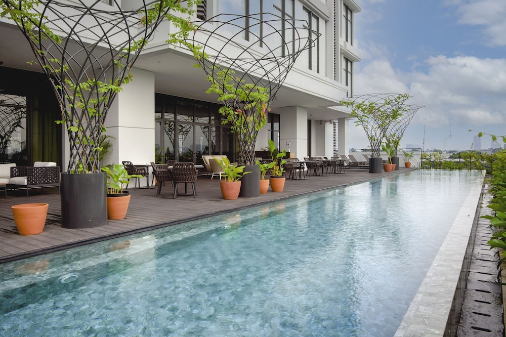 Goodrich Suites Jakarta 57/62