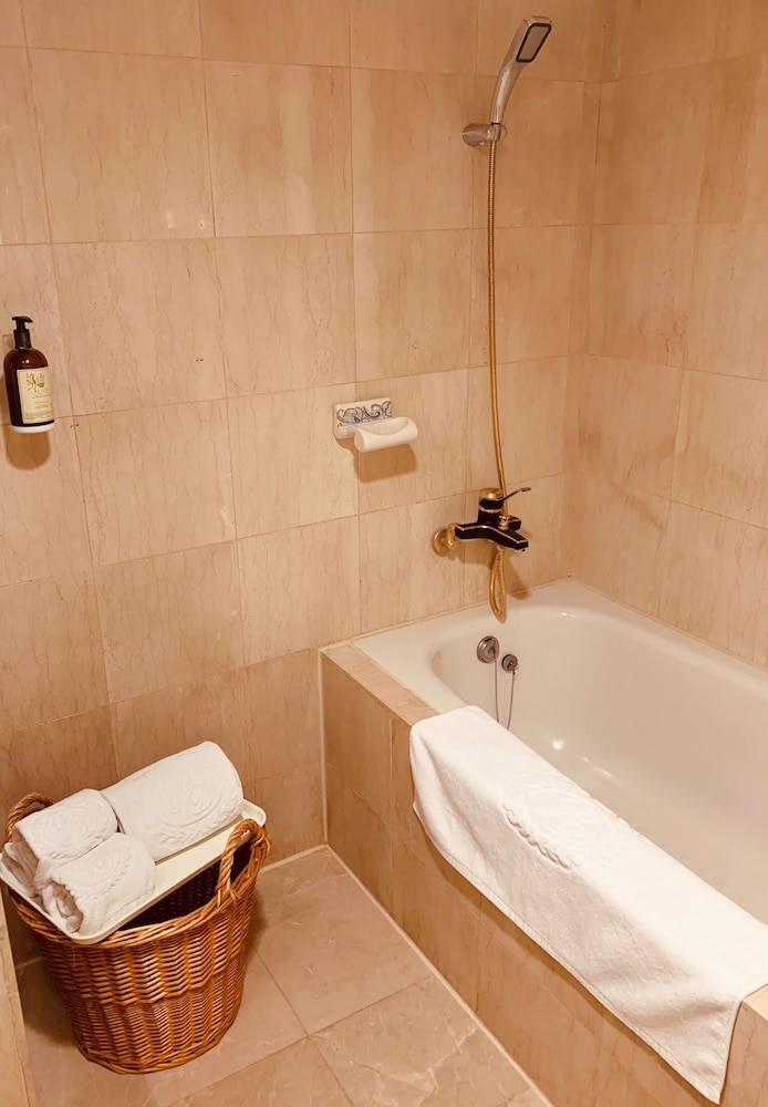 Kingdom Hotel 48/50