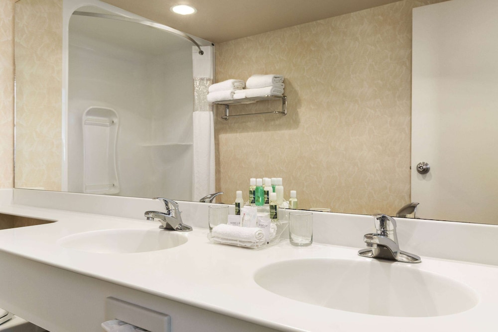 Travelodge By Wyndham Spruce Grove 47/50