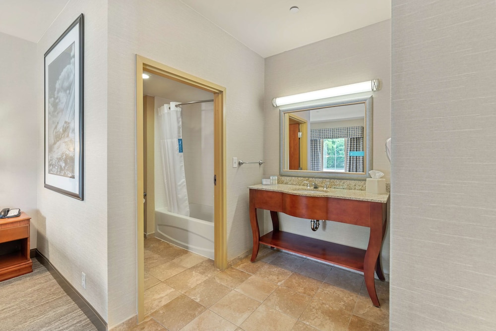 Hampton Inn and Suites Mystic 20/56