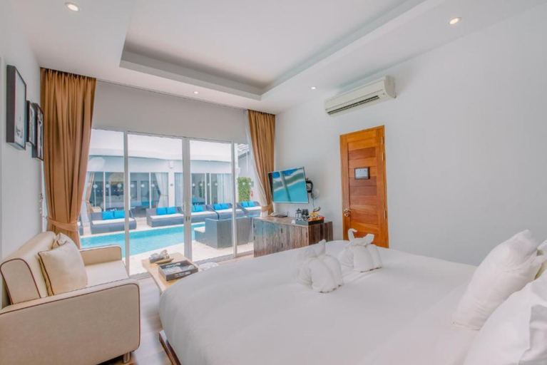 Deluxe, Pool Access