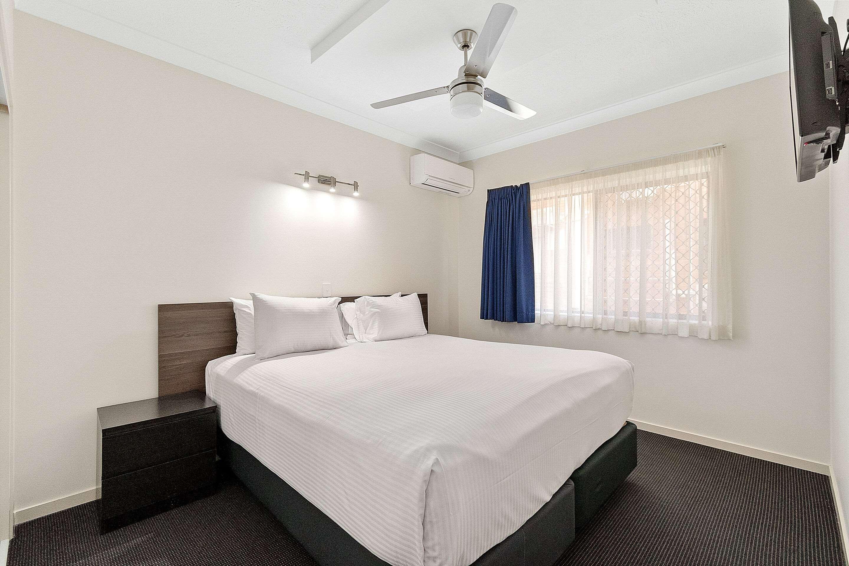 SUITE, 3 BEDS, QUEEN BED