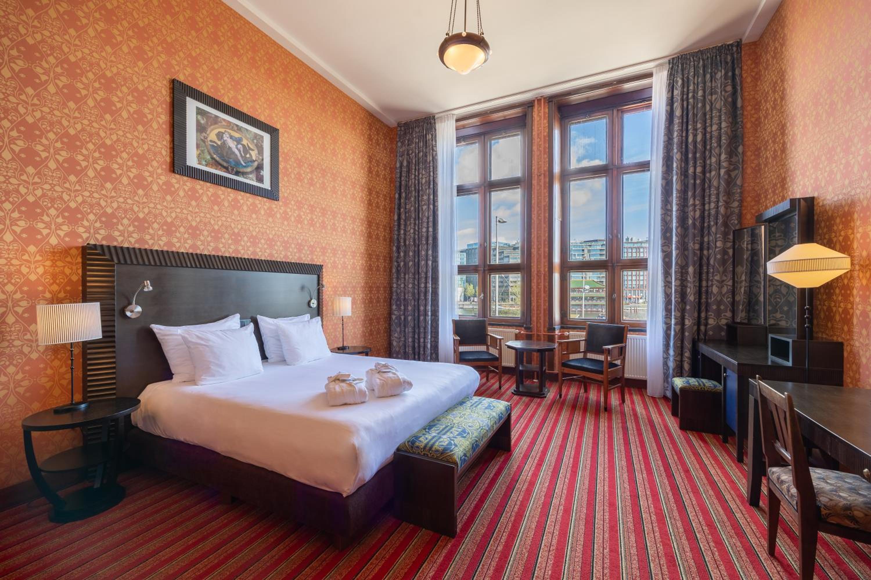 Superior, Deluxe, Twin Beds