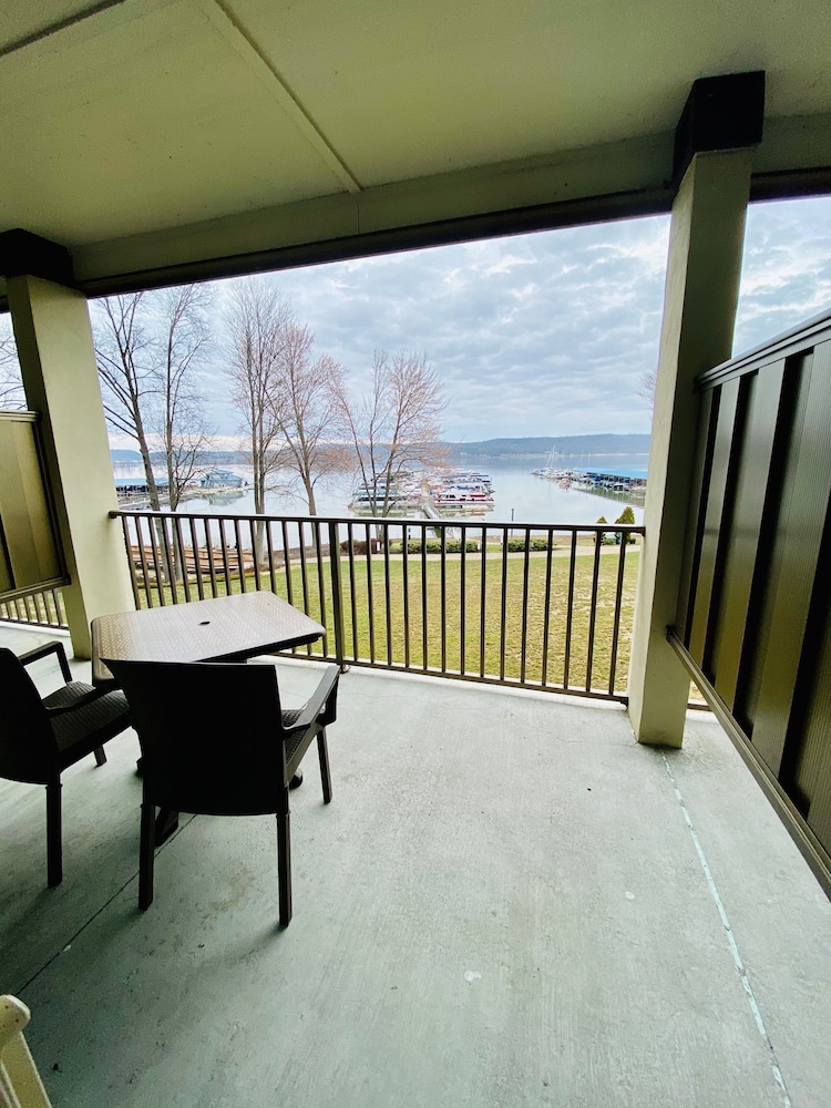 Fourwinds Lakeside Inn Marina 30/48