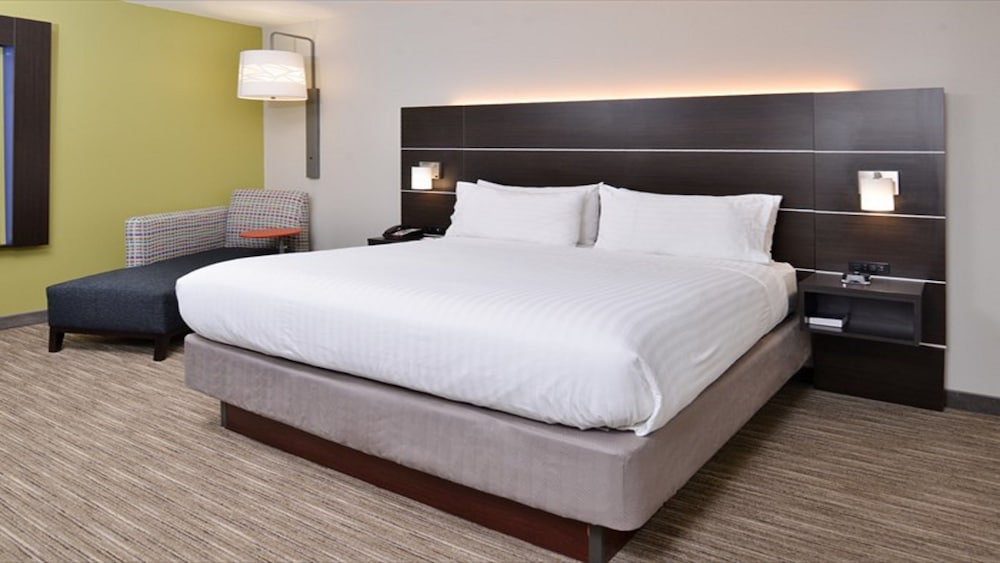 Holiday Inn Express Suites Parkersburg East 16/56