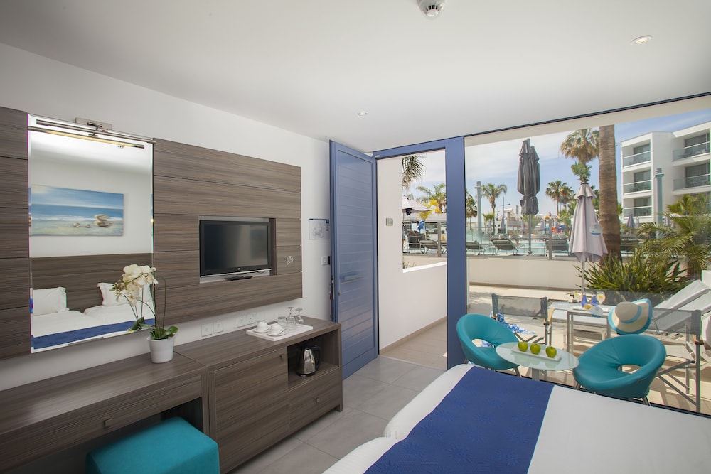Limanaki Beach Hotel & Suites 25/36
