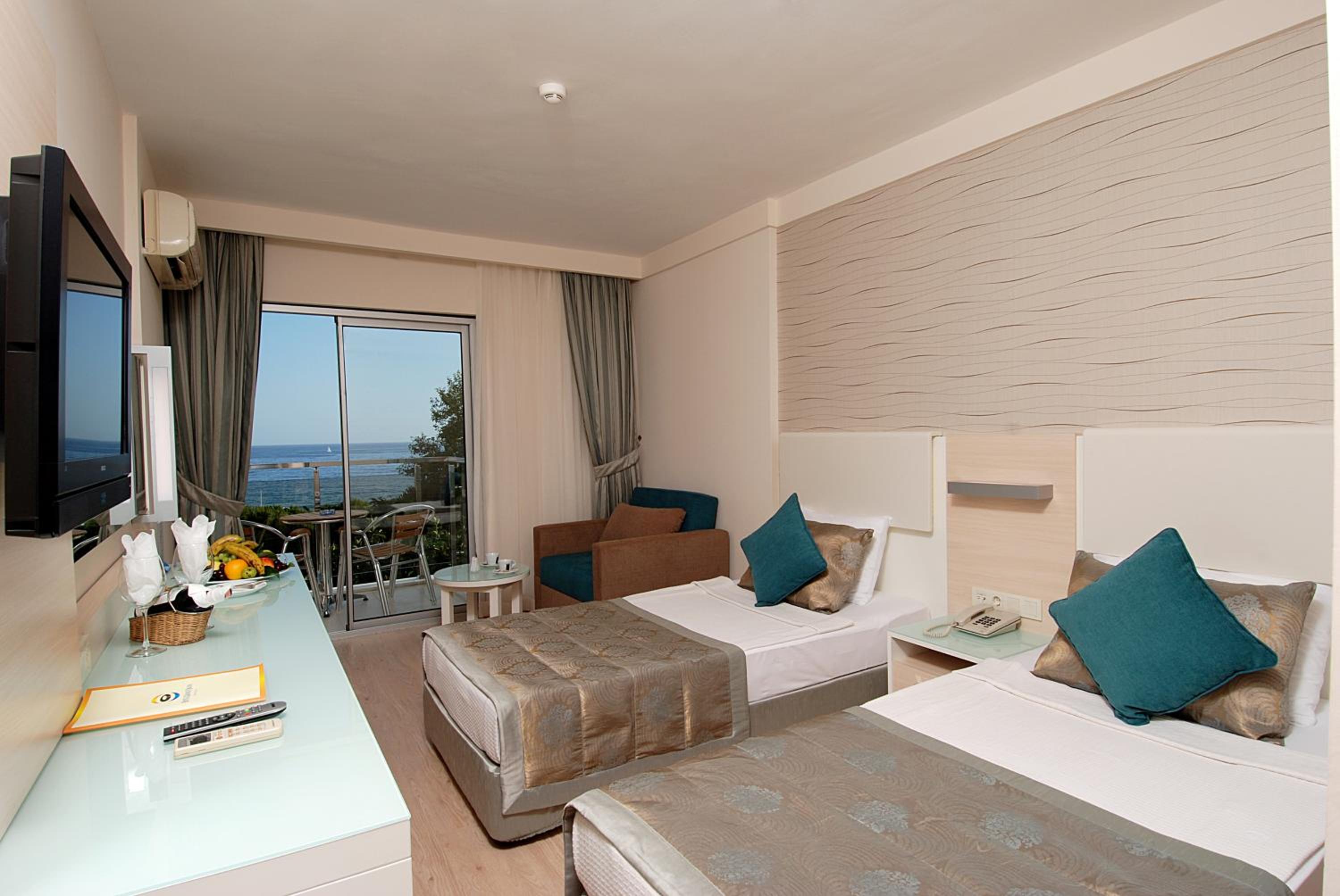 Standard, Twin Beds, Land View