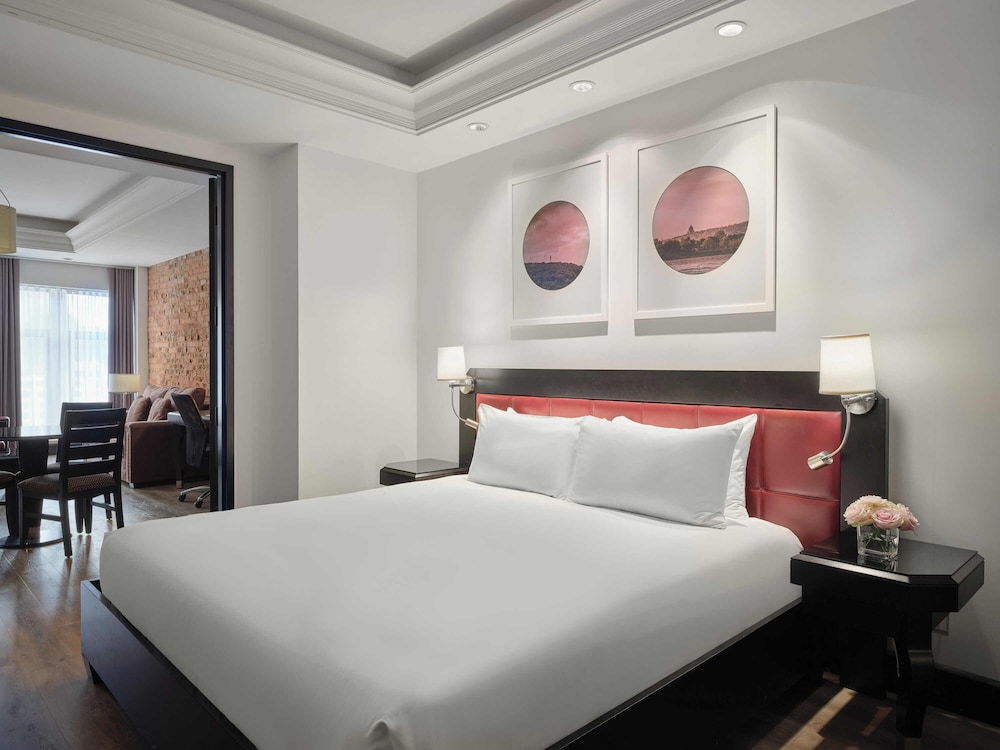 EXECUTIVE, SUITE
