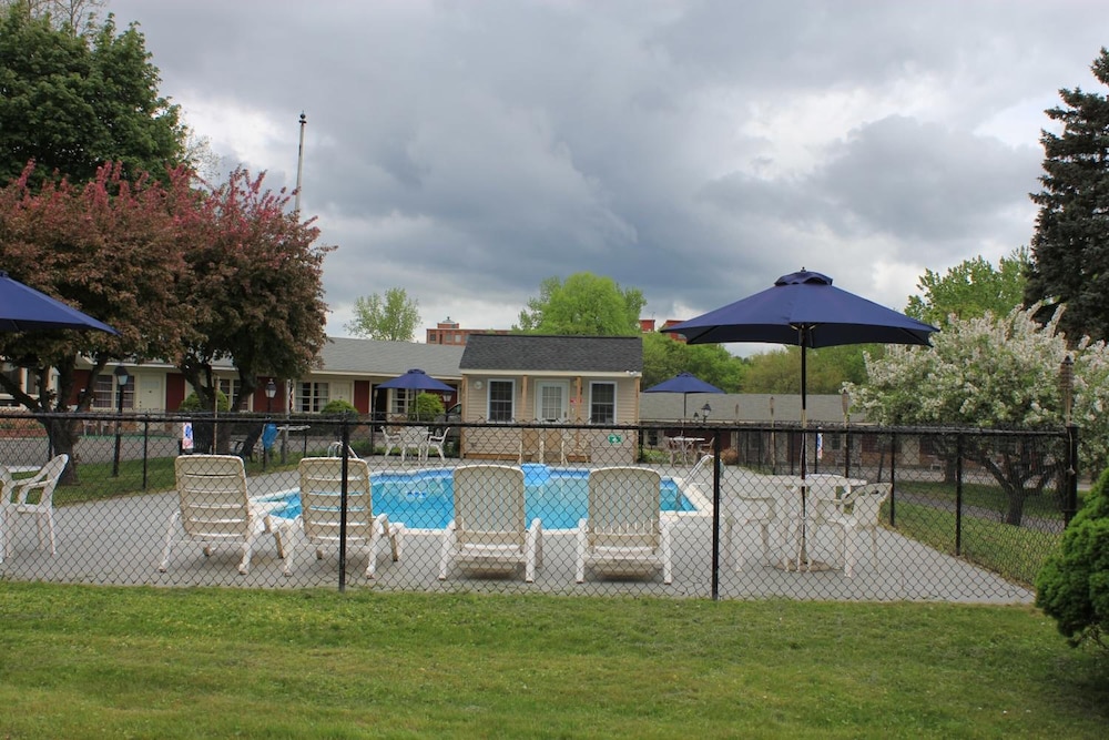 Berkshire Inn 4/32
