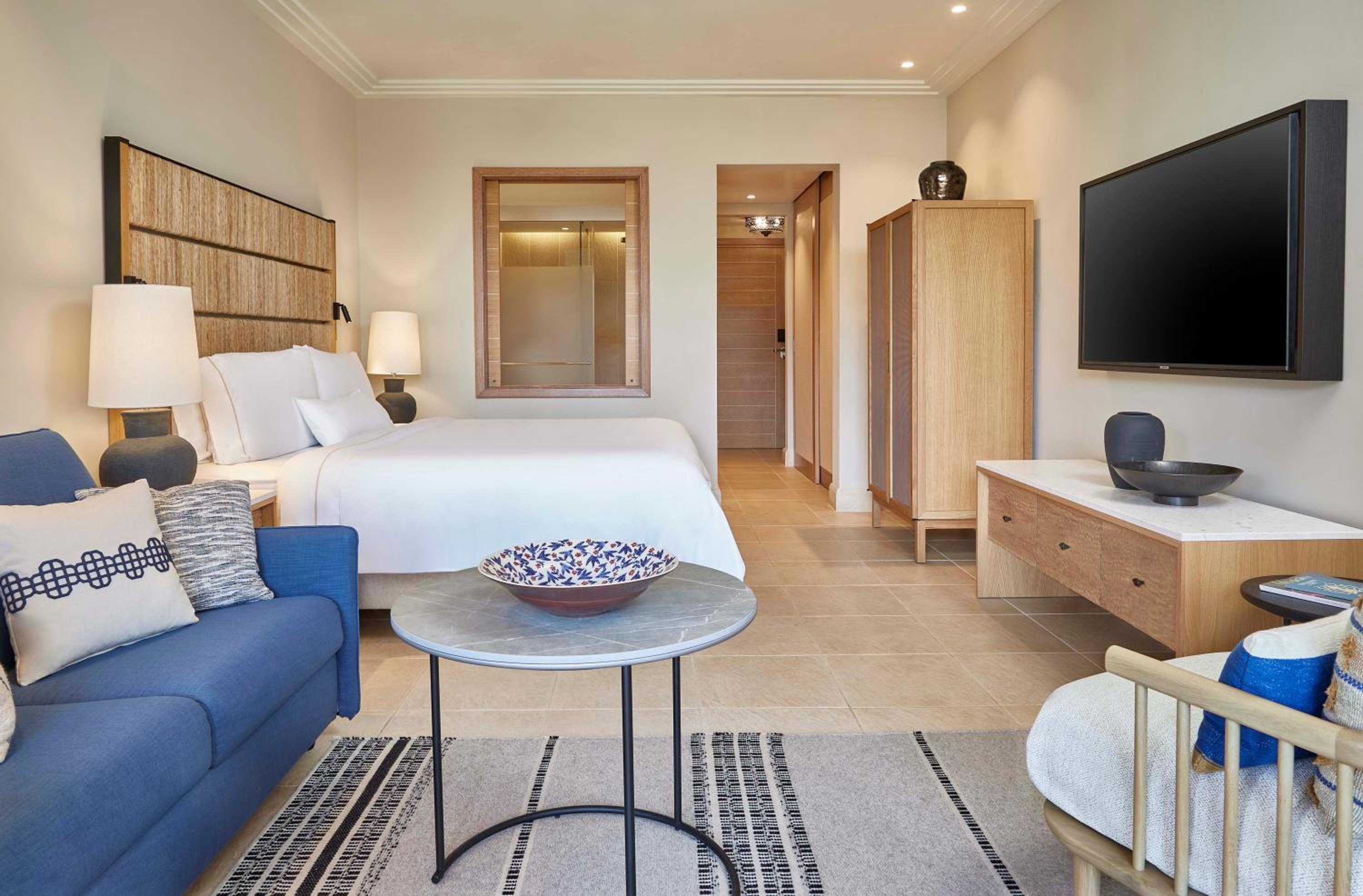 غرفة ديلوكس بسرير كينج بإطلالة على الحديقة بشرفة مع أريكة، The Westin Resort, Costa Navarino 6/9