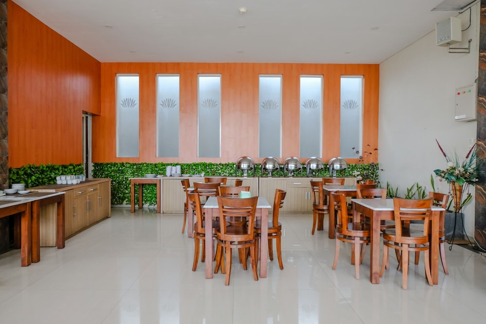 SUPER OYO Townhouse OAK Series Style Hotel Jember 16/21