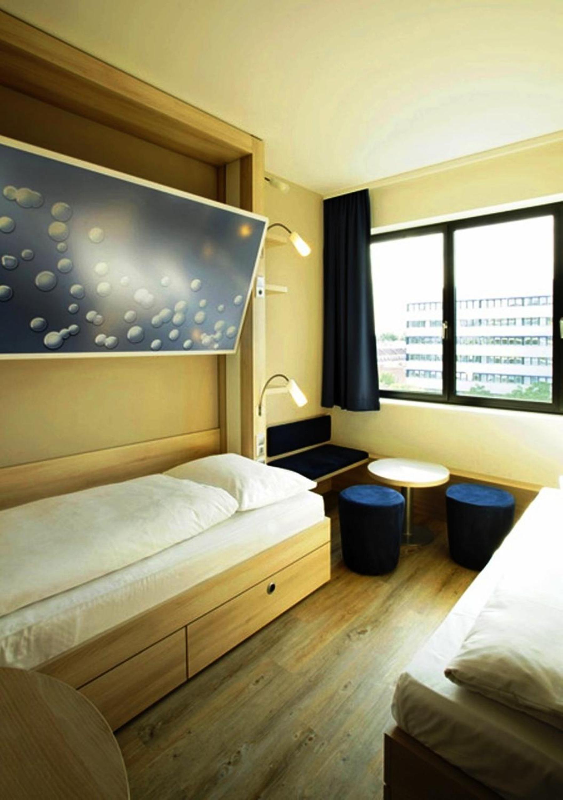 Room, Quadruple 3/10
