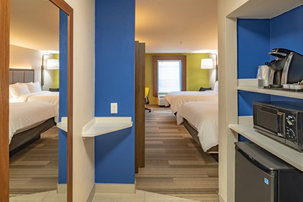 Holiday Inn Express Suites N Waco Area West 28/51