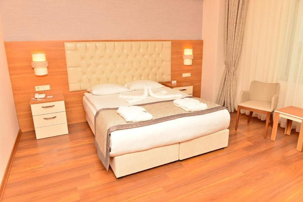 Parion Hotel 8/67