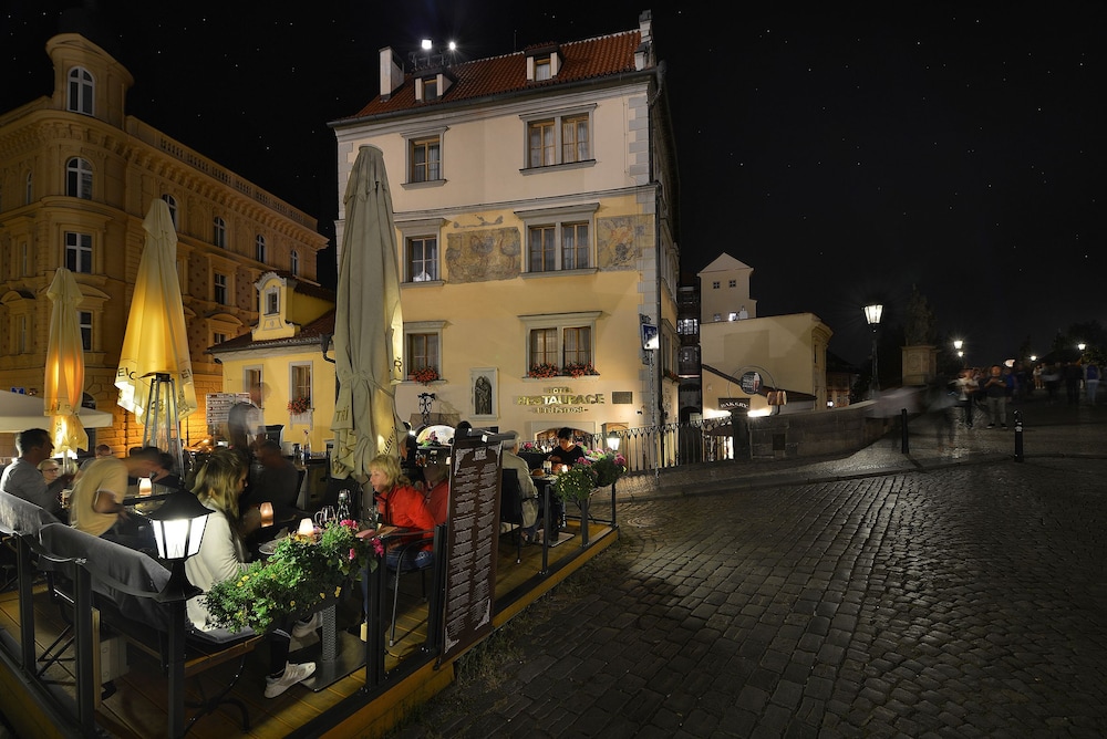 U Tri Pstrosu Hotel 45/50