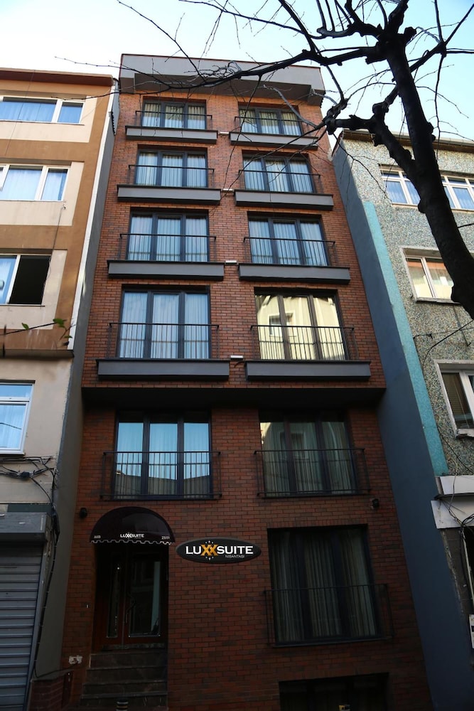 Luxx Suite 2/40