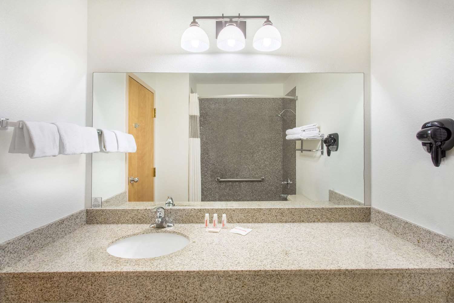 Ramada By Wyndham St George 35/37