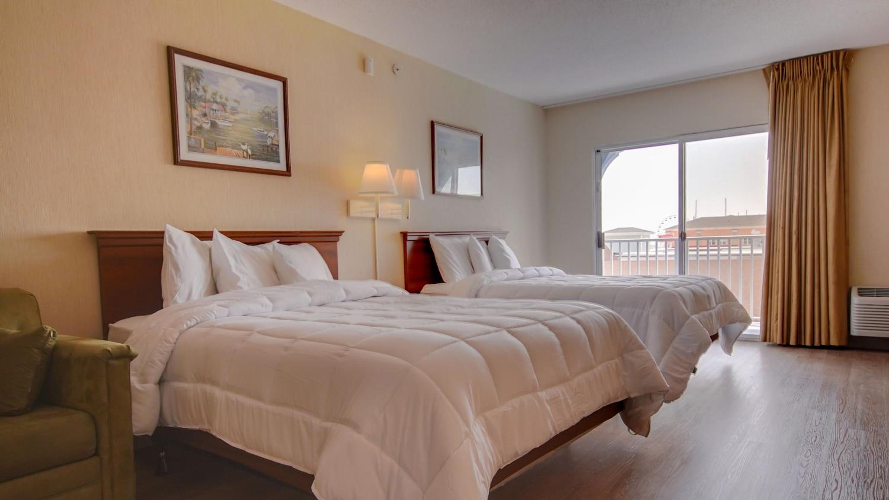 Room, 2 Queen Beds, Side View, Hot Tub، Ocean 1 Hotel and Suites 2/10
