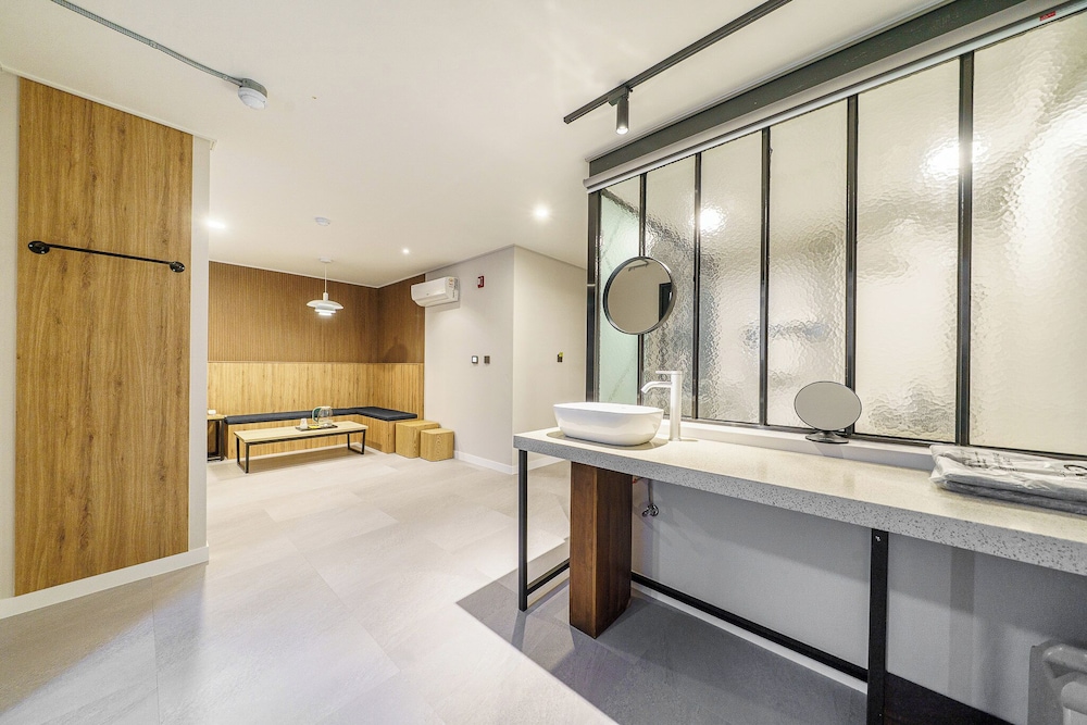 Malu Hotel 40/72