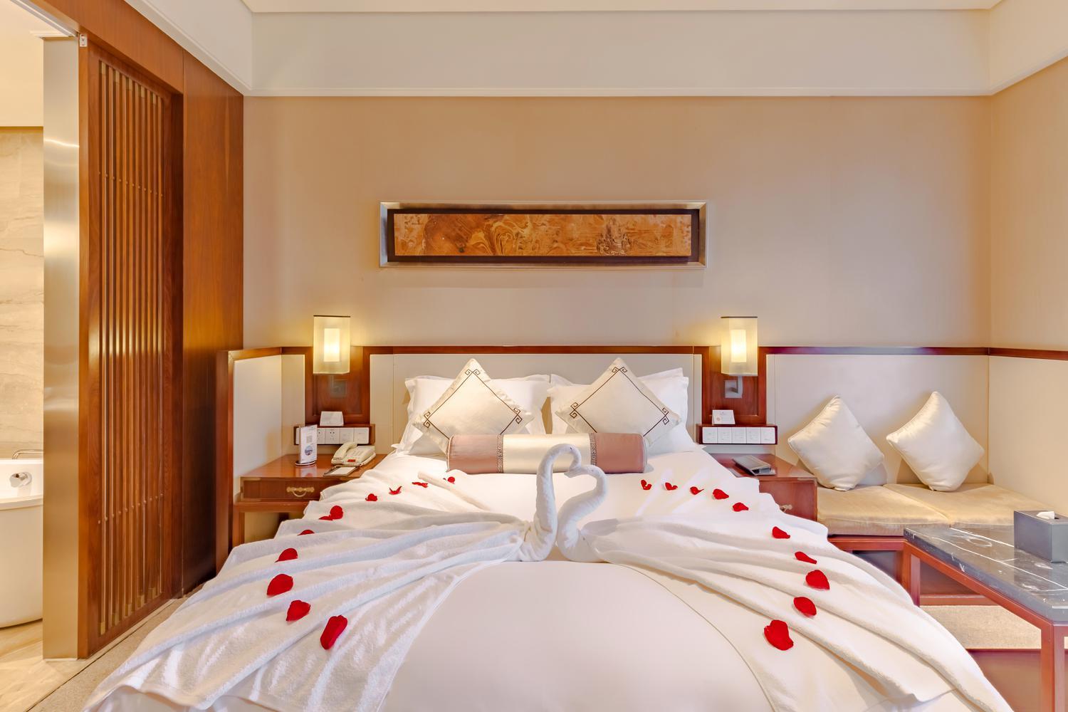 Room, Queen Bed, Lake View