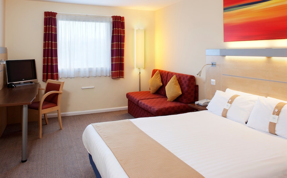 Holiday Inn Express Cardiff Airport 16/27
