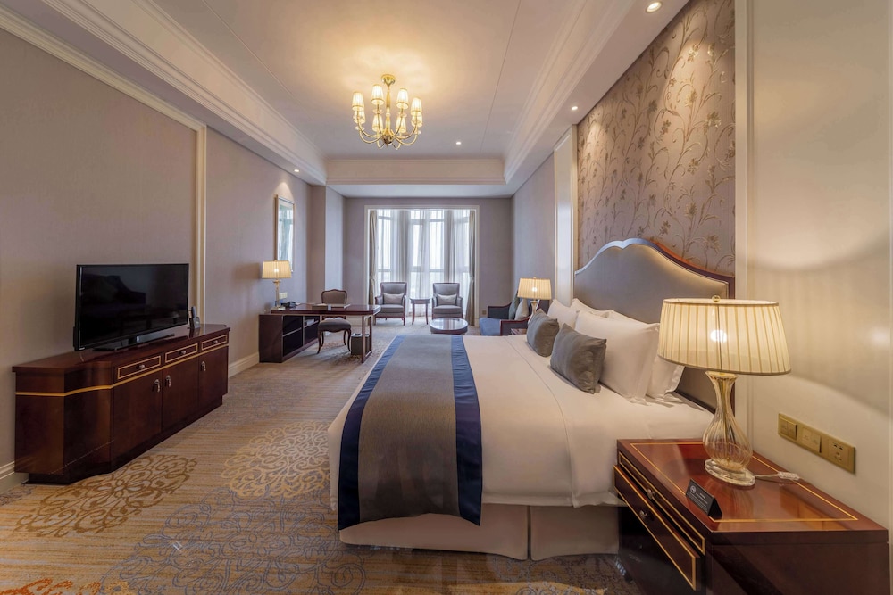 EXECUTIVE, KING BED