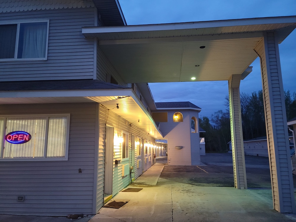 Mackinaw Budget Inn 3/50