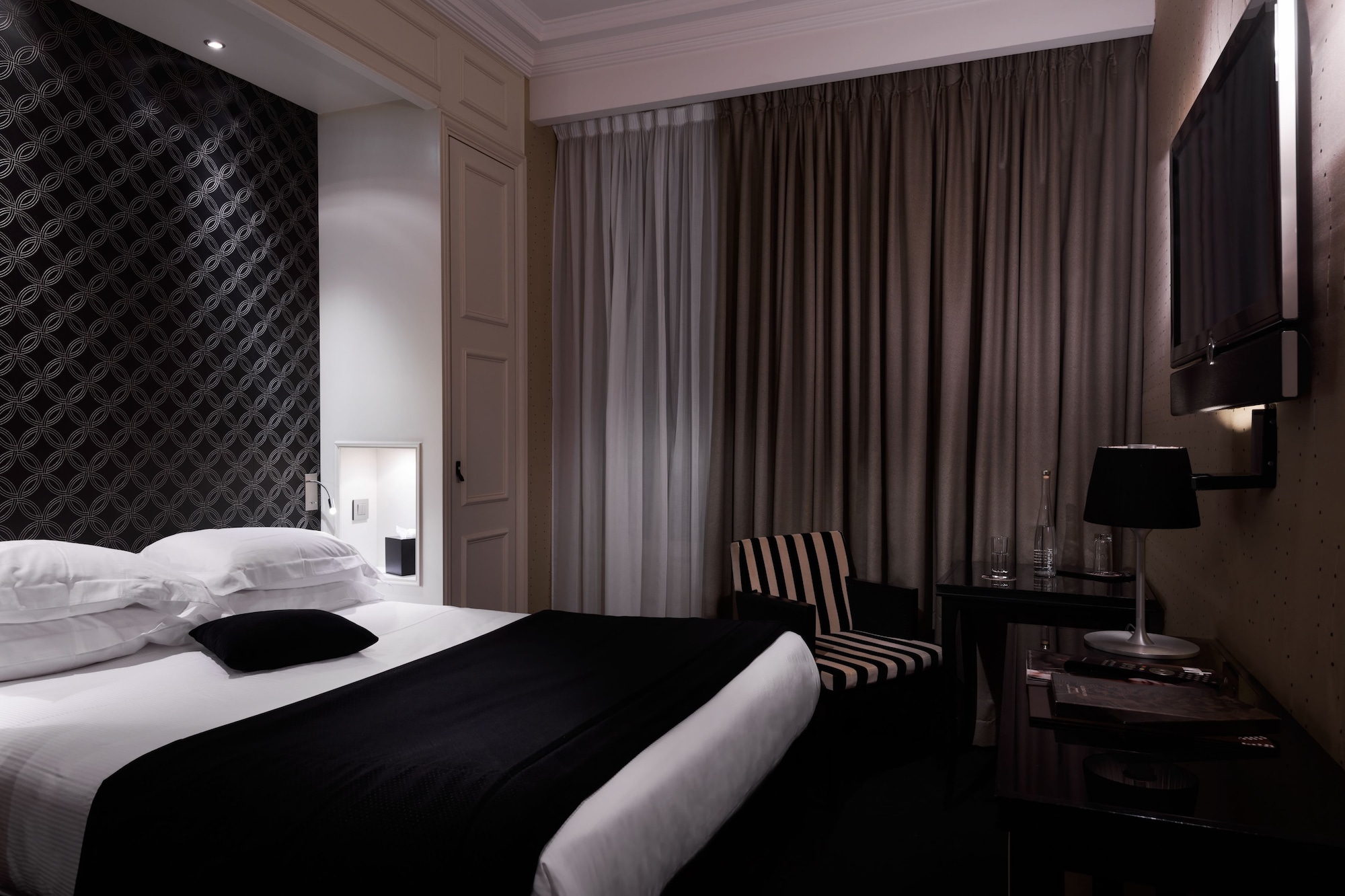 ROOM, SINGLE