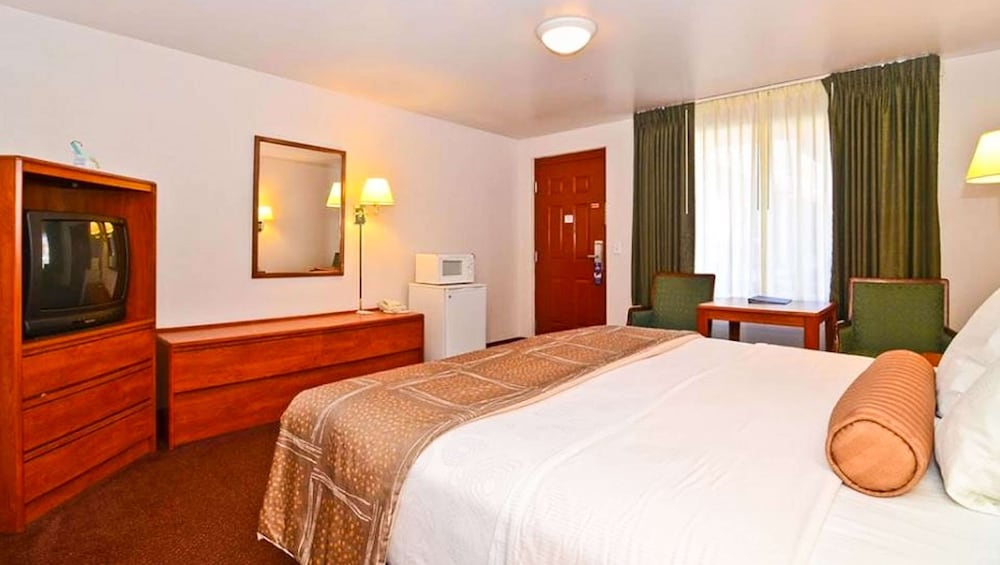 MAGNUSON HOTEL MANITOU SPRINGS 18/40