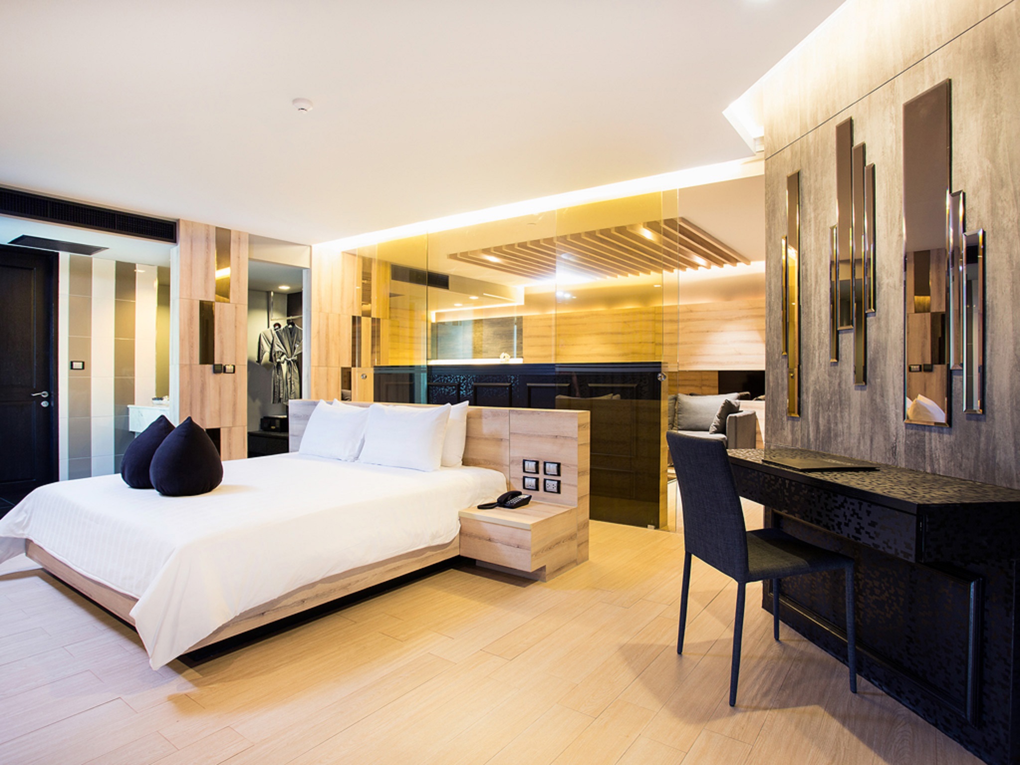 Suite, Sea Front