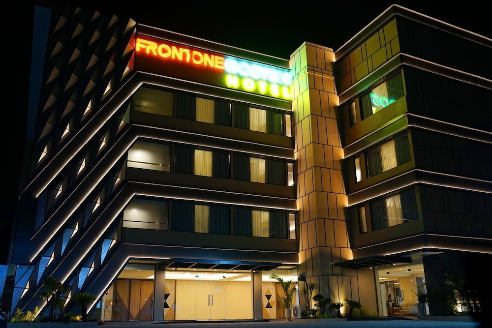 Front One Gosyen Hotel Salatiga 3/50