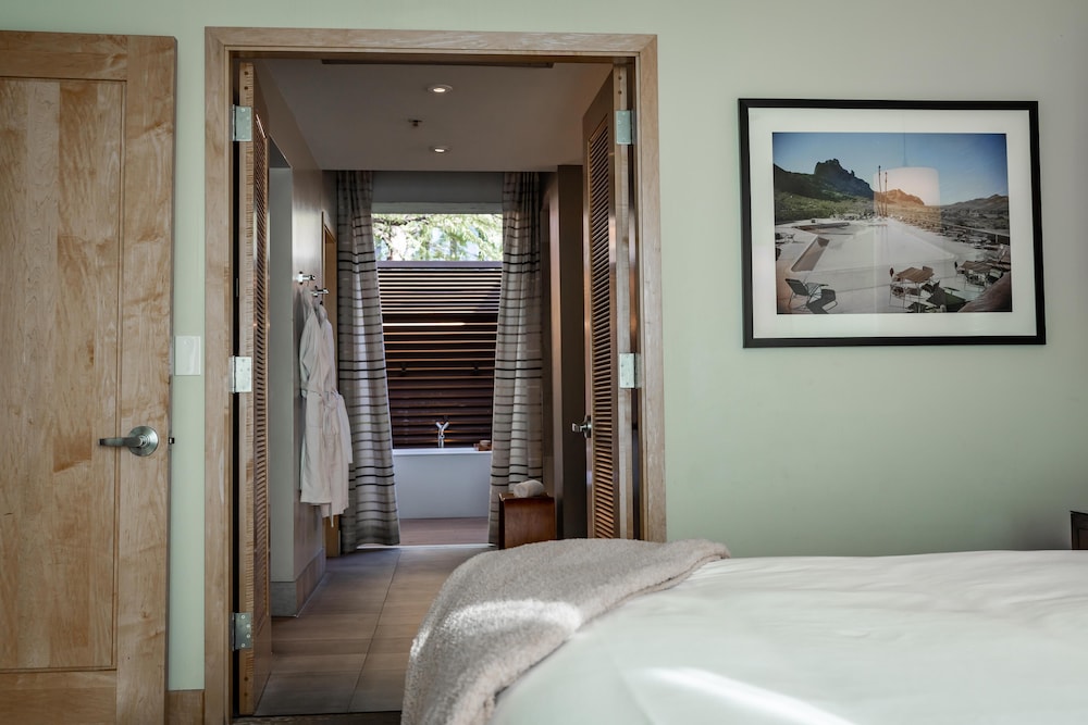 Spa, Suite, King Bed, Accessible