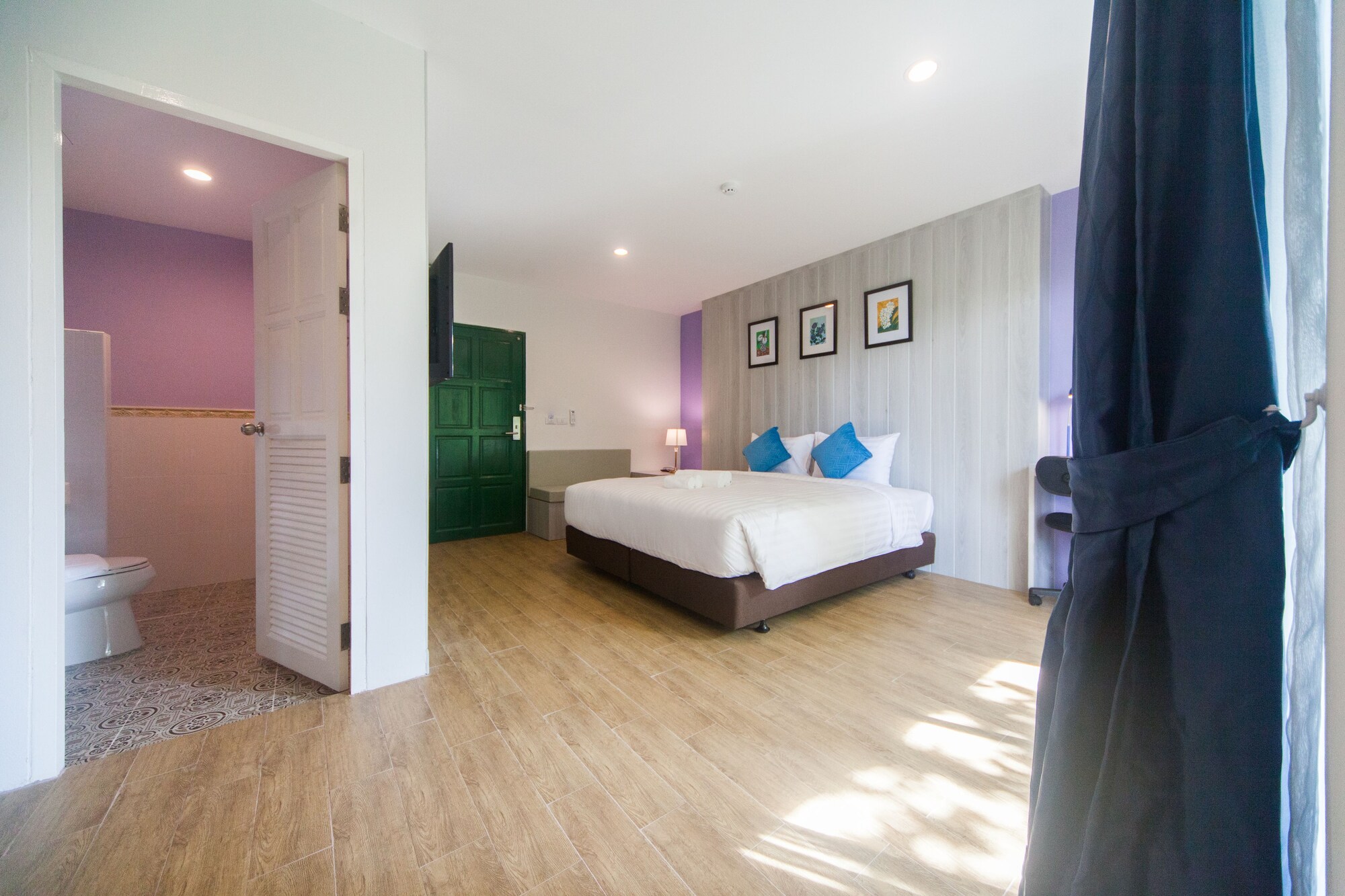DELUXE, DOUBLE BED