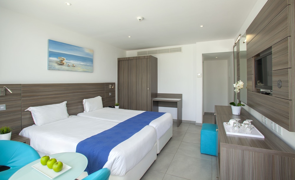 SUPERIOR, POOL VIEW, TERRACE