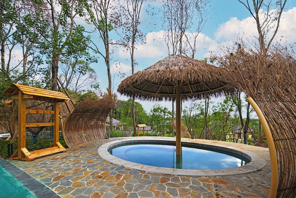 Howard Johnson Hot Springs Plaza YingHuaShan 54/60