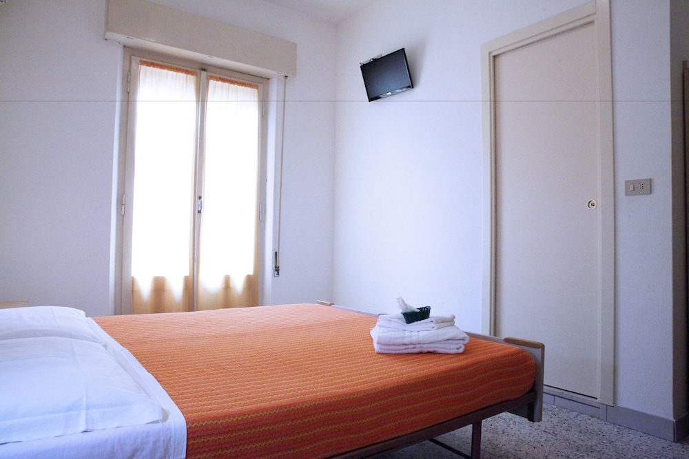 ECONOMY, DOUBLE OR TWIN BED