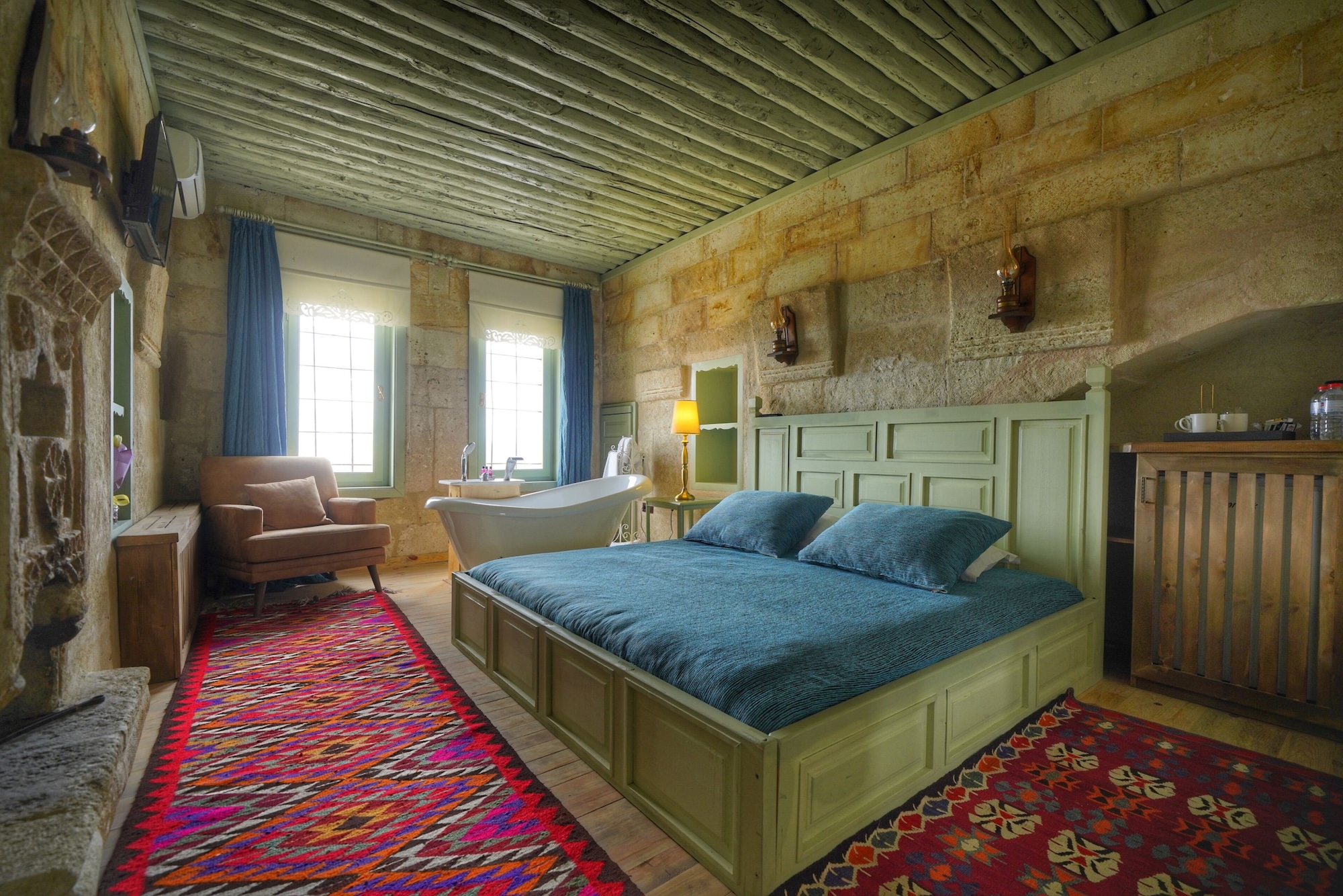 SUITE, KING BED