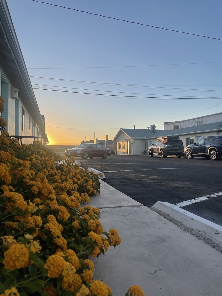 Howard Johnson by Wyndham Ridgecrest, CA 56/63